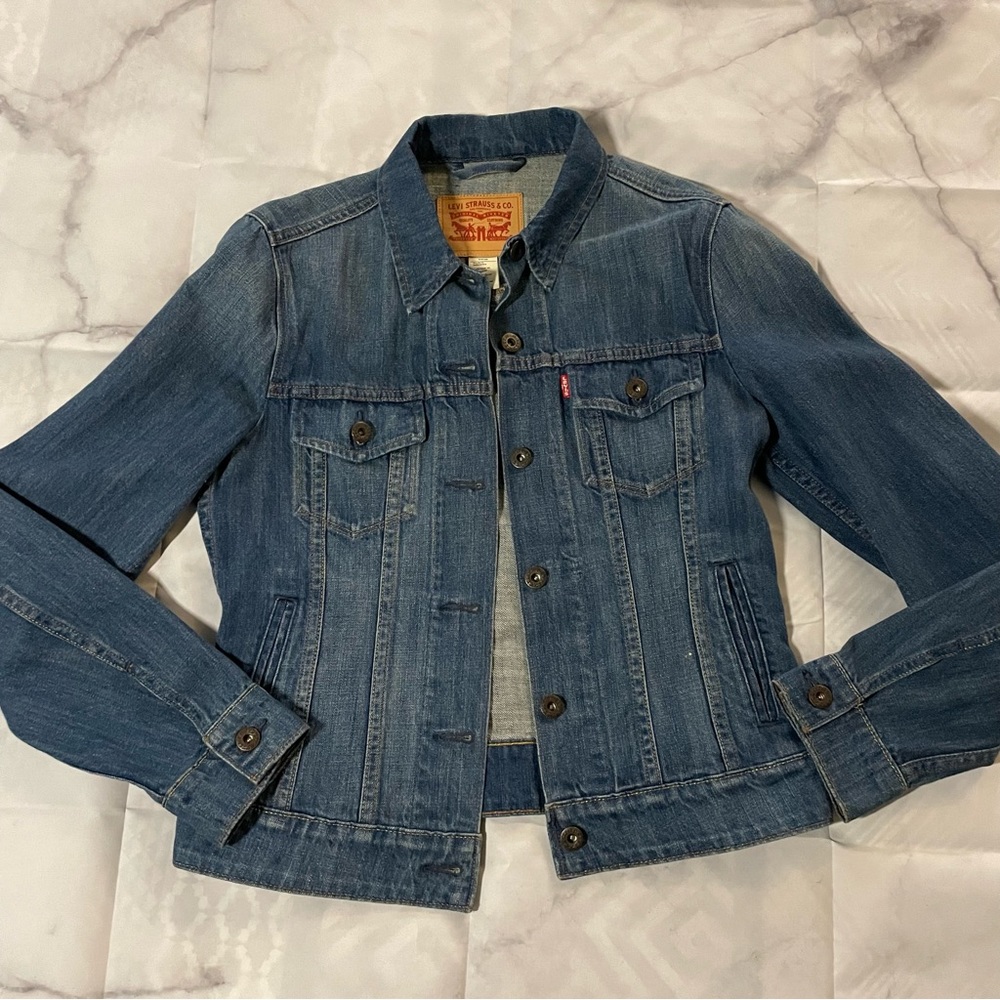 LEVI’S VINTAGE MID-WASH DENIM JACKET